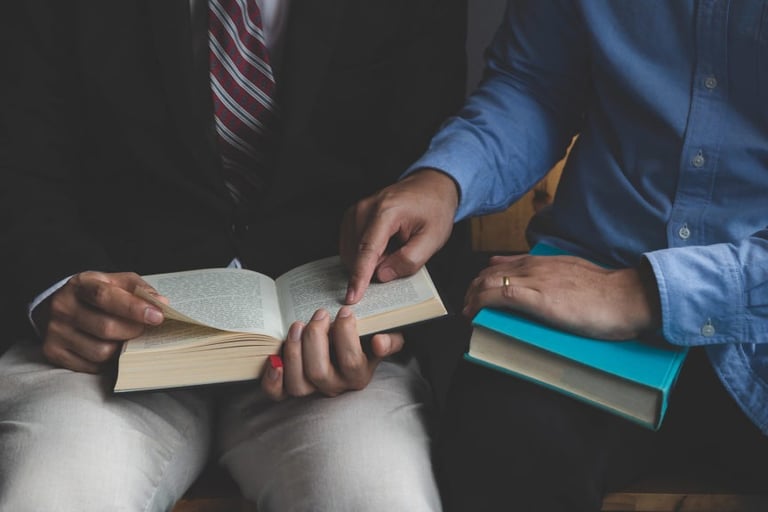 Estudiante leyendo la Biblia con un guía